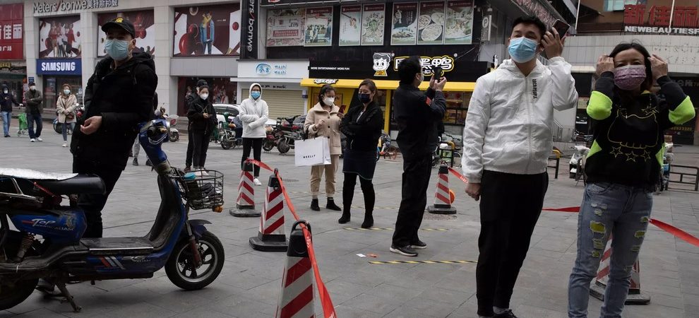 Coronavírus: em Wuhan, cidade epicentro da pandemia na China, autoridades voltam a orientar distanciamento