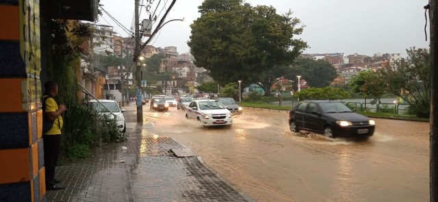 Chuva: Salvador tem pontos de alagamento na manhã desta segunda-feira
