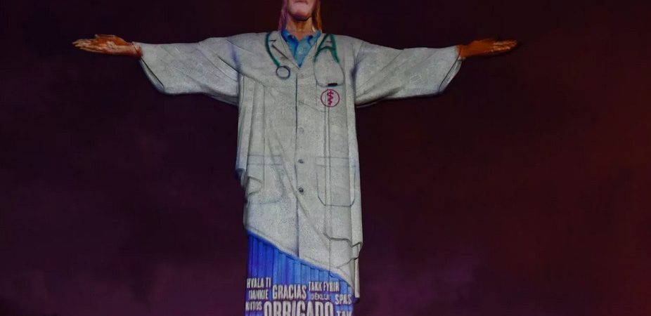 Em meio a pandemia do coronavírus, Cristo Redentor é ‘vestido’ com jaleco de médico