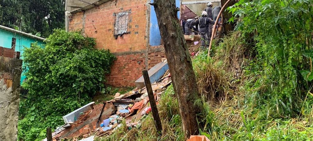 Salvador: deslizamento de terra atinge casa em Águas Claras e moradores ficam soterrados