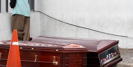 Em meio a um colapso nas funerárias, Equador retira 150 corpos de residências