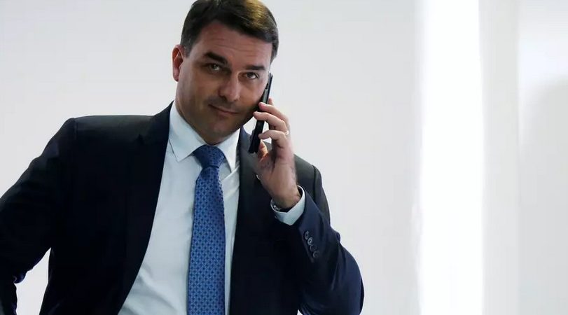 Extratos apontam que Flávio Bolsonaro fez retiradas em conta de loja nos mesmos dias que franquia recebeu depósitos em dinheiro