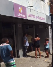 Vídeo: Lauro de Freitas registra filas e aglomerações no 1º dia de pagamento do auxílio emergencial