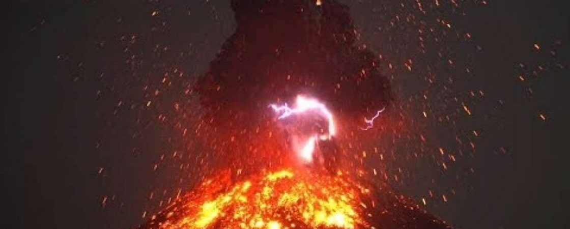 Vulcão na Indonésia entra em erupção e deixa país em alerta