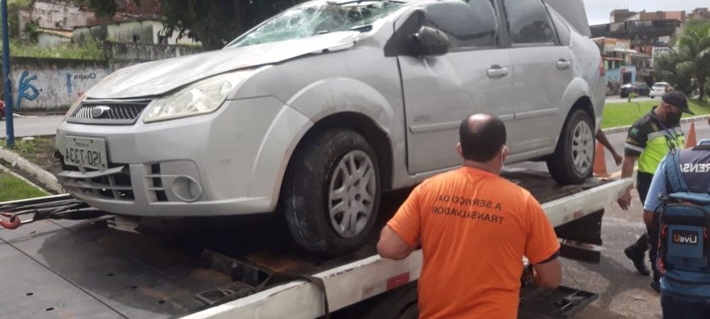 Homem é preso após capotar carro roubado em avenida de Salvador durante perseguição