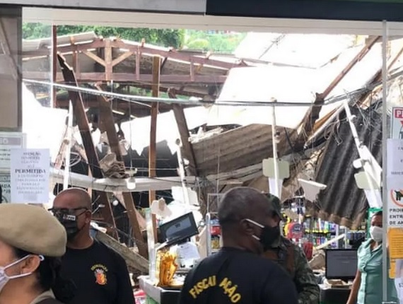Parte do teto de supermercado desaba e deixa algumas pessoas feridas, no sul da Bahia