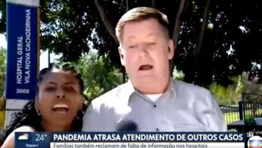 Mulher arranca microfone de repórter da Globo, ataca emissora e faz mensagem pró-Bolsonaro