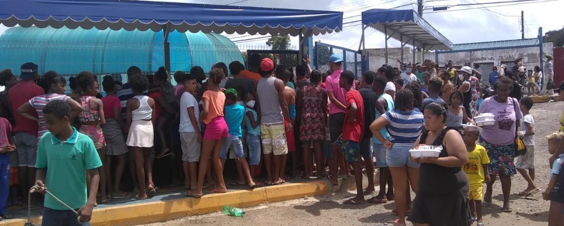 Restaurante Popular em Salvador registra longa fila e aglomeração