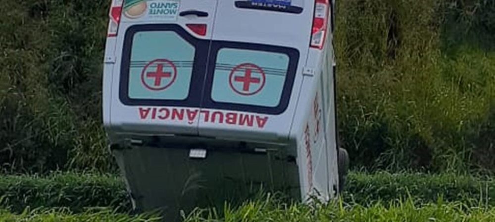 Ambulância com pacientes capota em Simões Filho