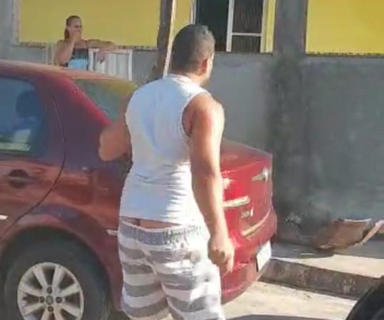 Simões Filho: morador joga peças de carro quebrado na frente da casa do vereador Orlando de Amadeu; veja vídeo