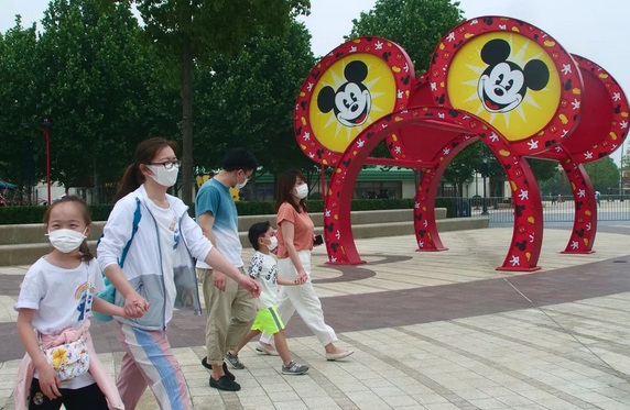 Covid-19: China registra 17 novas infecções, após surto da doença e parque temático da Disney é reaberto