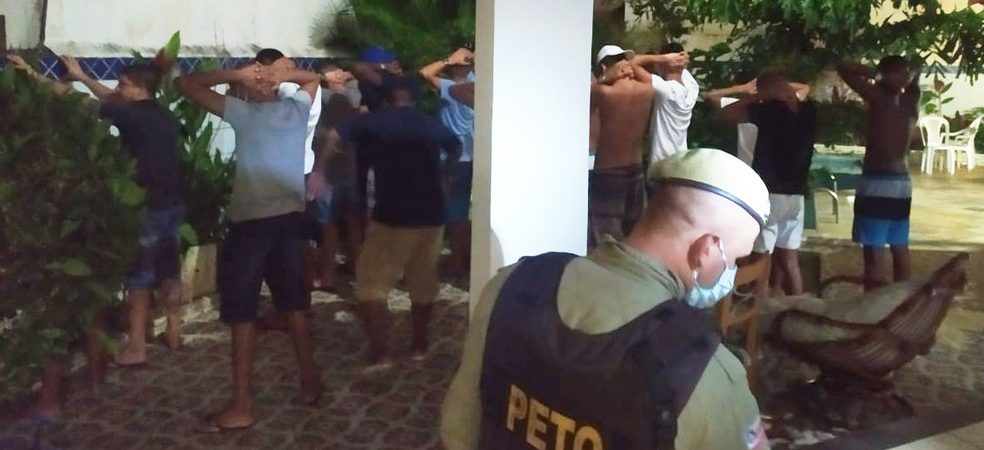 Festa com 35 pessoas e drogas é encerrada pela polícia em Lauro de Freitas