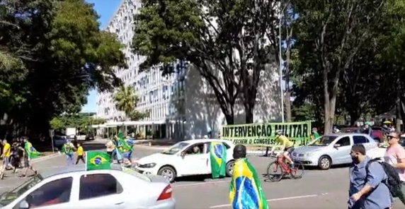 Manifestantes fazem ato em apoio a Bolsonaro e defendem intervenção militar