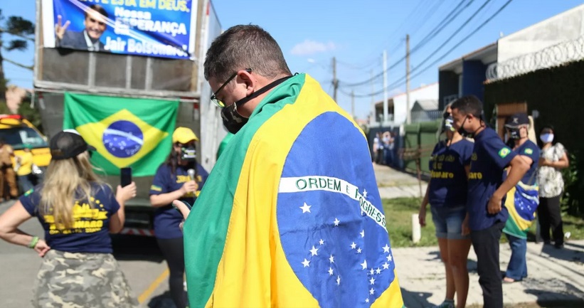 Manifestantes a favor de Moro e outros de Bolsonaro discutem e se aglomeram; veja vídeo