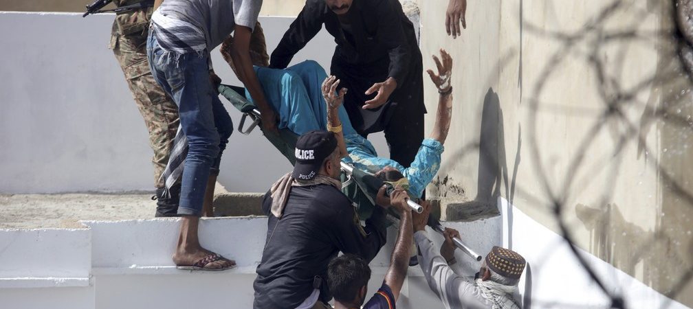Avião cai em área residencial do Paquistão com mais de 100 pessoas a bordo