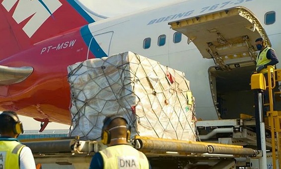 Nova carga com 12 respiradores chega ao aeroporto de Salvador