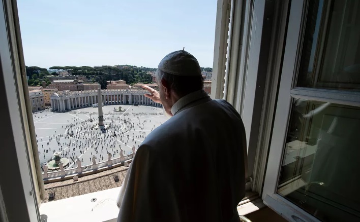 Pandemia: fiéis católicos voltam ao Vaticano para bênção dominical