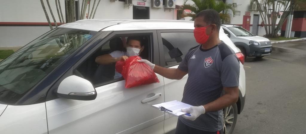 Atletas do Vitória recebem kit para treinamento online