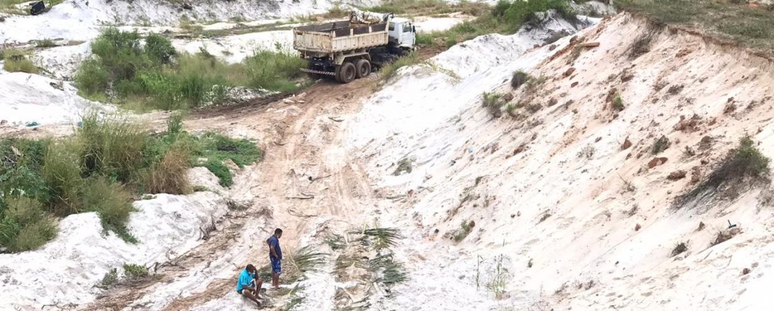 Seis homens foram flagrados pela polícia retirando areia  do Parque das Dunas, em Camaçari.