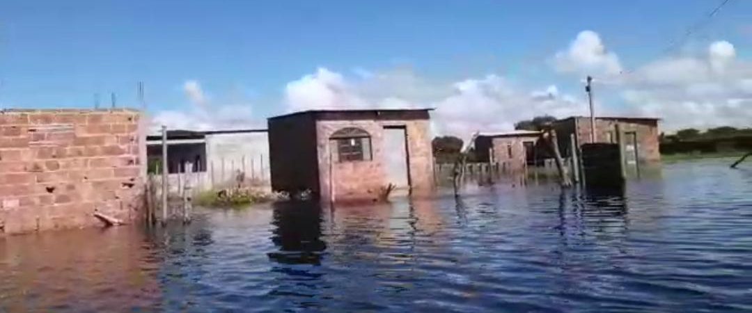 Casas na beira do rio Capivara, em Arembepe, ficam alagadas após fortes chuvas; veja vídeo