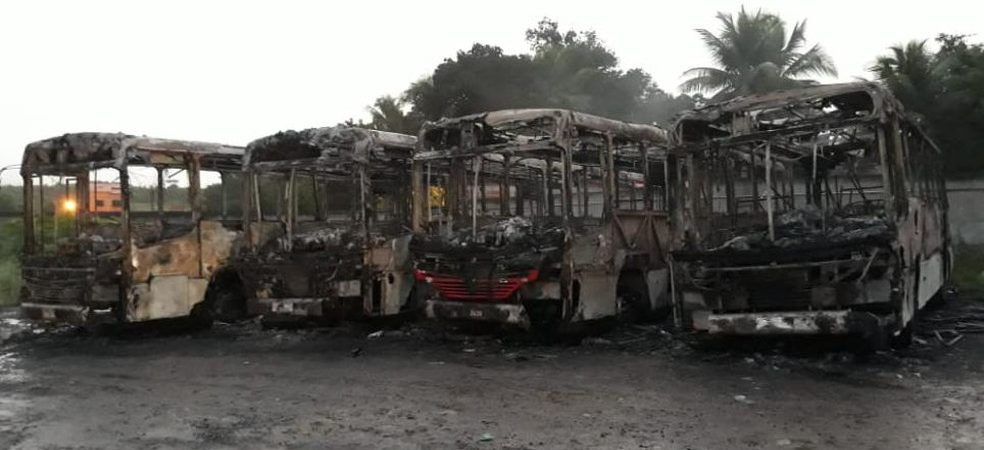 Incêndio em garagem deixa vários ônibus destruídos em Alagoinhas