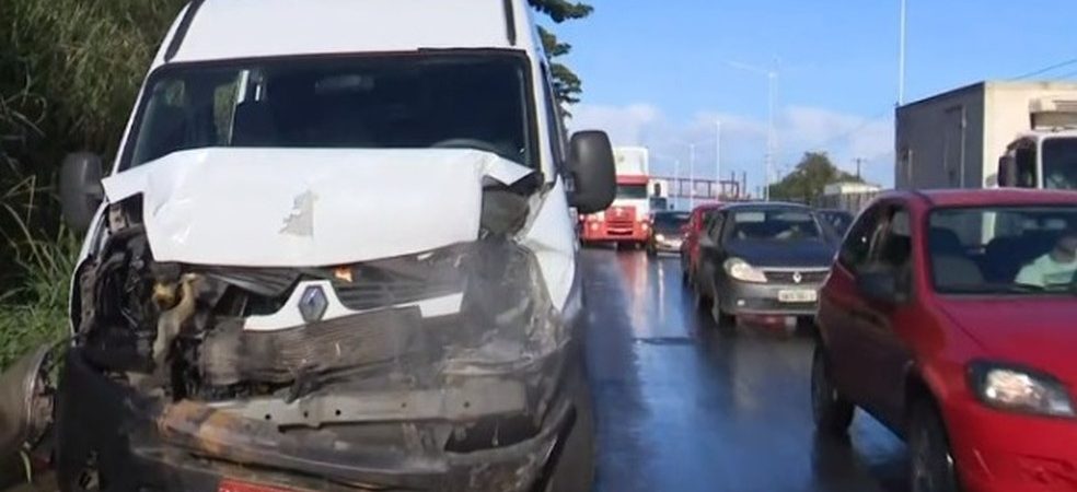 Van com funcionários de empresa de Camaçari bate em carro na BR 324; uma pessoa ficou ferida