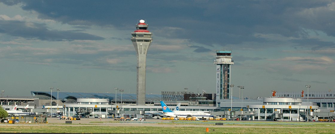 Covid-19 cancela mais de mil voos nos aeroportos de Pequim