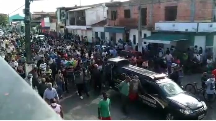 Multidão acompanha enterro do ex-prefeito de Canavieiras, Almir Melo