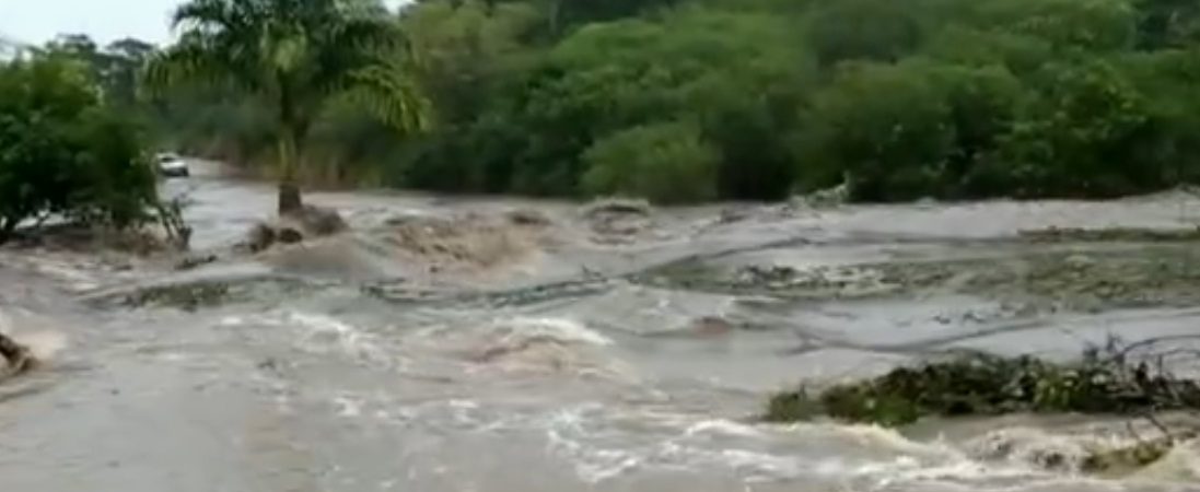 Barragem se rompe em Sairé, no Agreste de Pernambuco, e água invade casas