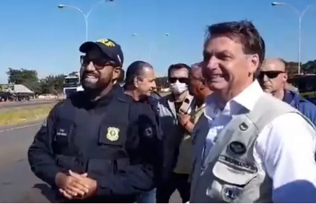 Descumprindo decreto municipal, Bolsonaro chega sem máscara ao Comando de Artilharia do Exército