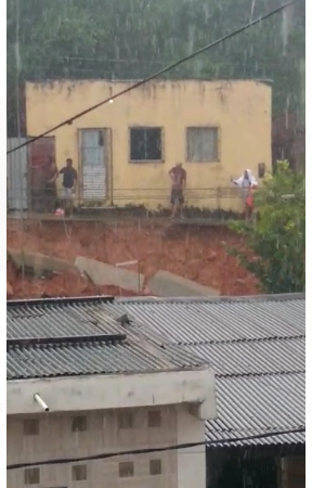 Famílias deixam suas casas após deslizamento de terra em Simões Filho; veja vídeo