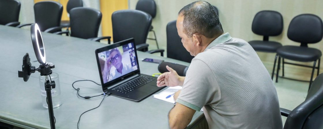 Por videoconferência, prefeito debate calendário letivo de 2020 e formação continuada em Camaçari