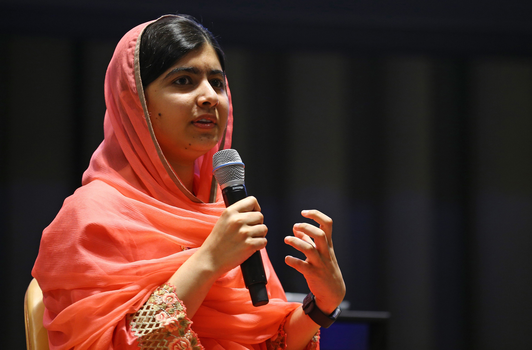 Ativista pela educação, Malala Yousafzai se forma em ...
