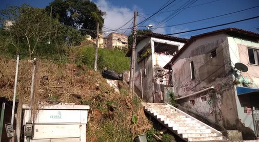 Salvador: carro de passeio cai de barranco e vai parar em escadaria de comunidade