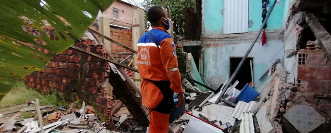 Defesa Civil de Camaçari realizou vistoria em imóvel com desabamento parcial que deixou uma jovem ferida