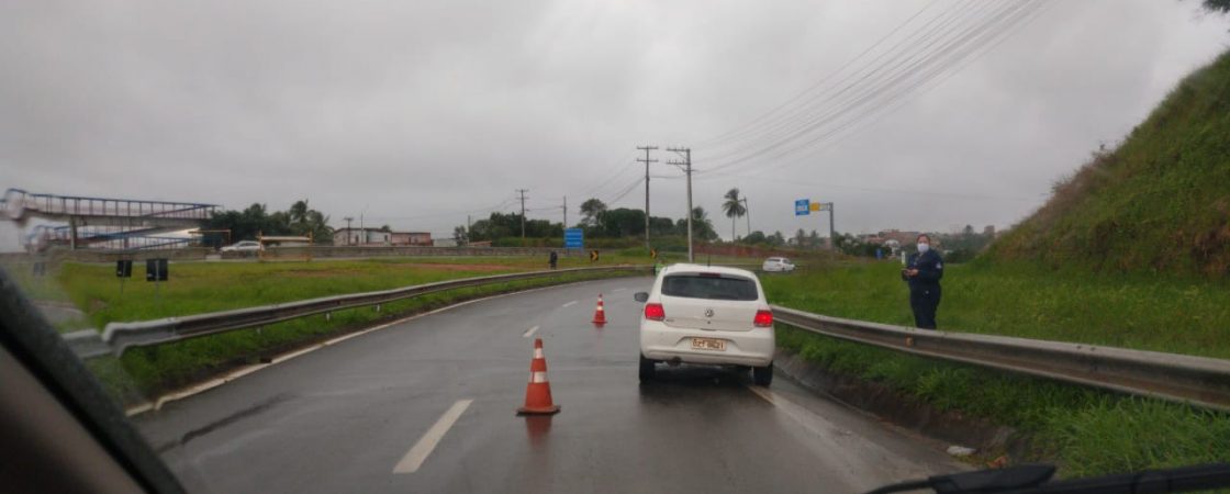 Ouvinte alerta motoristas sobre presença de óleo em pista na Via Parafuso, sentido Salvador
