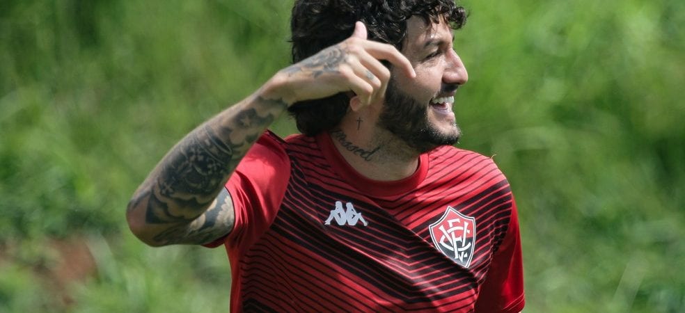 Jogador comemora renovação de contrato com o Vitória: “Muito feliz”