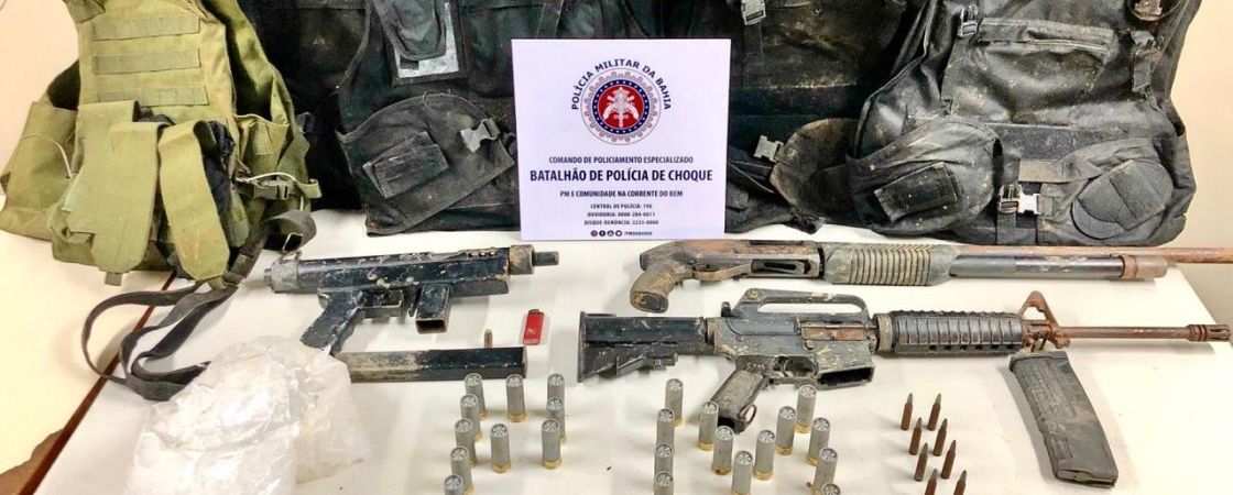 Bunker com fuzil AR-15 e metralhadora é encontrado pela polícia em Salvador