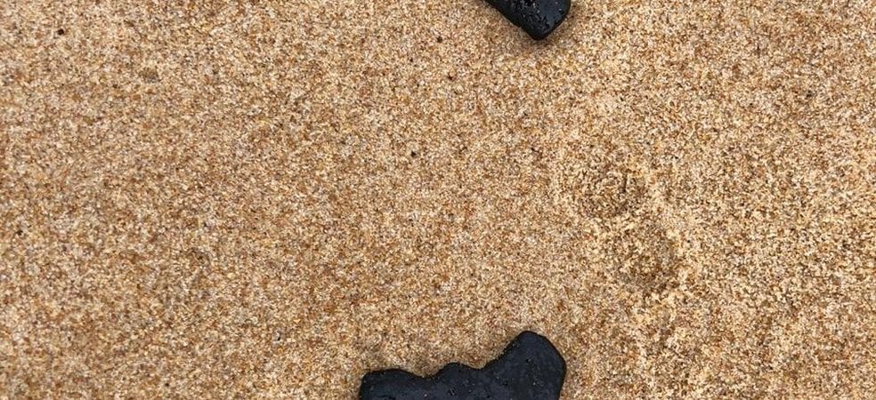 Camaçari: manchas de óleo aparecem na praia de Barra do Jacuípe