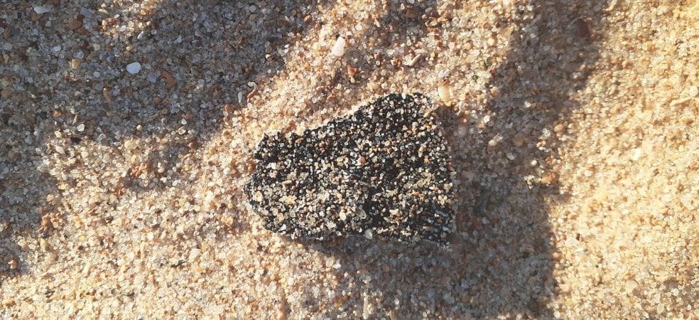 Camaçari: manchas de óleo são encontradas na praia de Interlagos