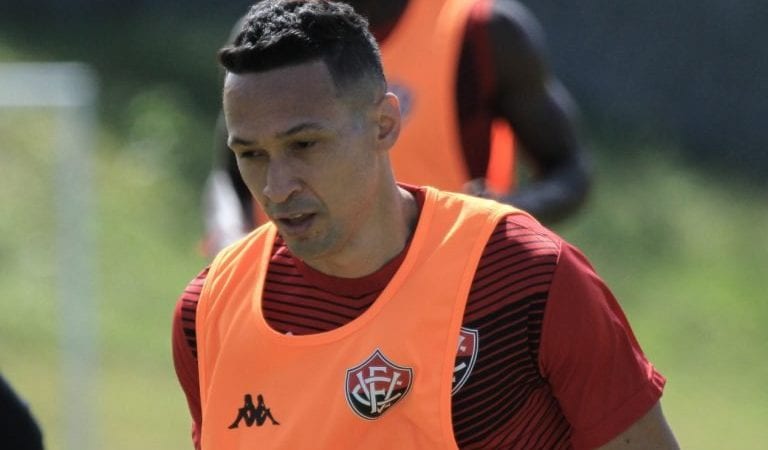 Com a presença de novo reforço, Vitória realiza treino no Barradão