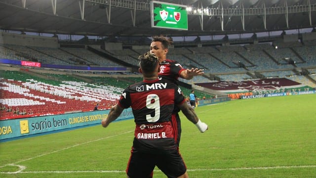 Flamengo vence Fluminense na primeira partida da final do Carioca