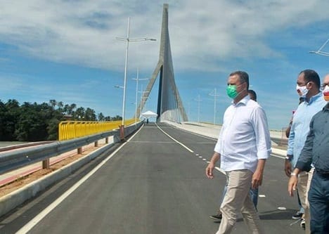 Governador participa de entrega da nova ponte de Ilhéus; pessoas saudaram atrás de grade de proteção