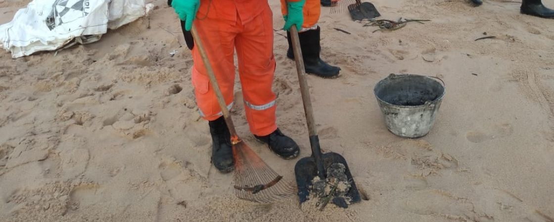 Camaçari: manchas de óleo aparecem na praia de Guarajuba