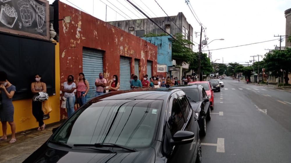 Ouvinte denuncia fila na Rua Francisco Drumond, em Camaçari