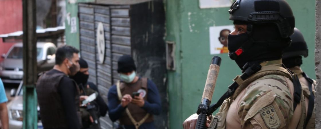 Polícia faz reconhecimento em pontos de vendas de drogas em Pernambués