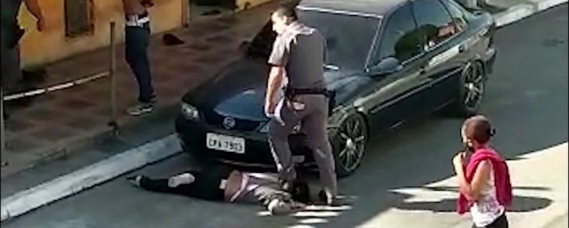 Policial pisa no pescoço de mulher negra e arrasta a vítima em SP