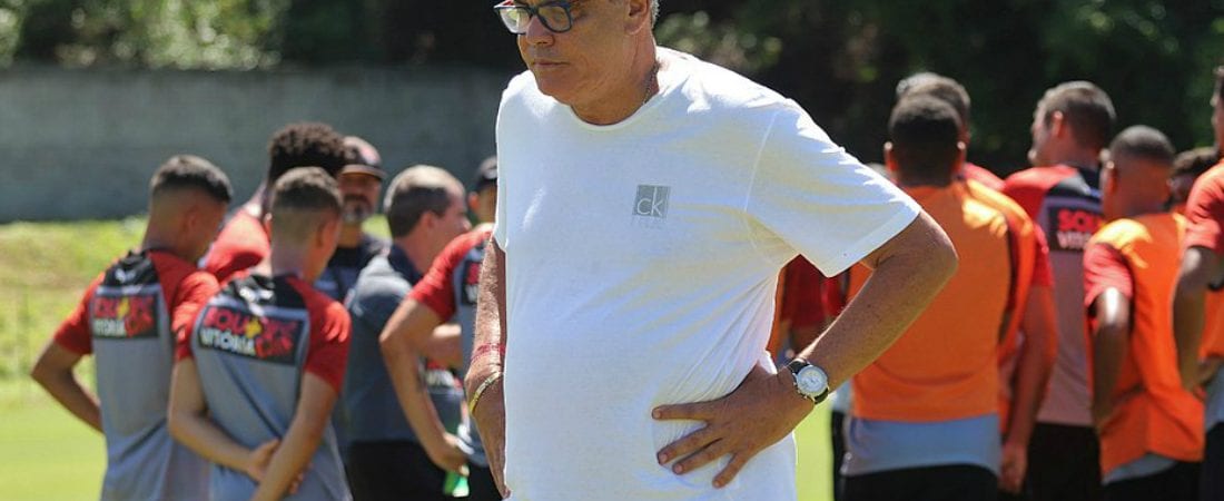 Presidente do Vitória confirma manutenção do técnico Bruno Pivetti