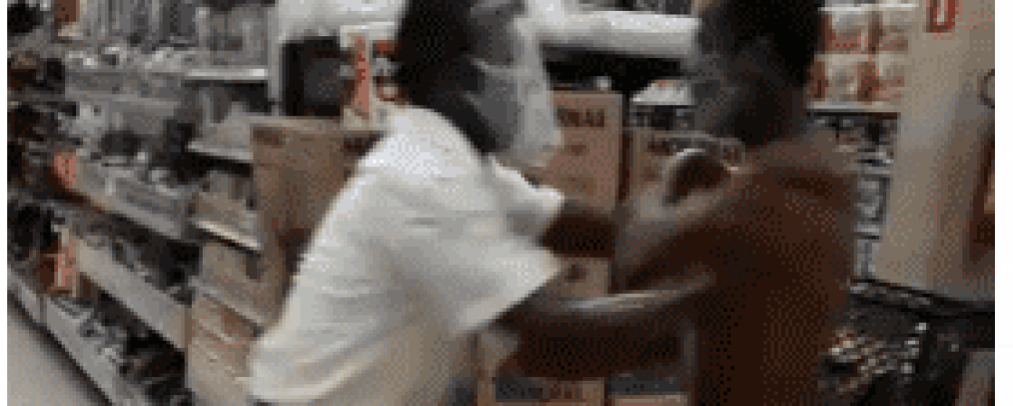 Vídeo: Homem tenta esfaquear segurança de supermercado em Itaparica