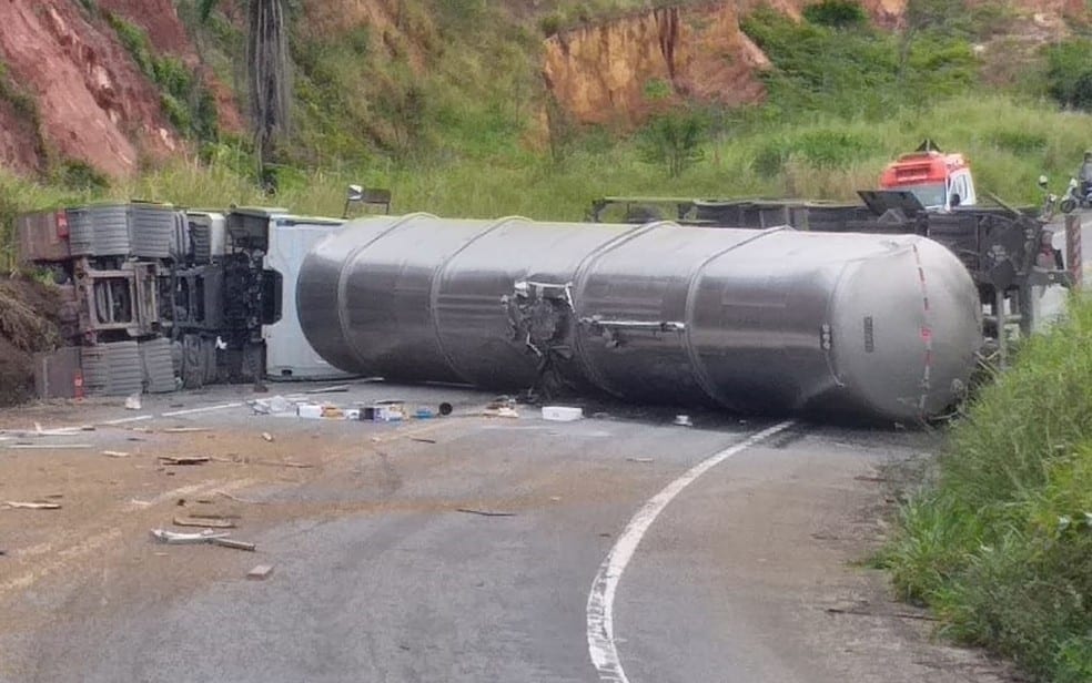 Batida entre caminhões e carro deixa ferido preso às ferragens em trecho da BR BAHIA NO AR